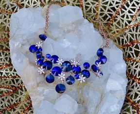 blue_neckl_hol - Copy